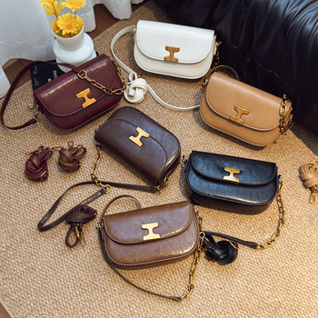 PU odos saddle rankinė, miesto minimalistinis stilius, horizontali kvadratinė forma, magnetinis užsegimas