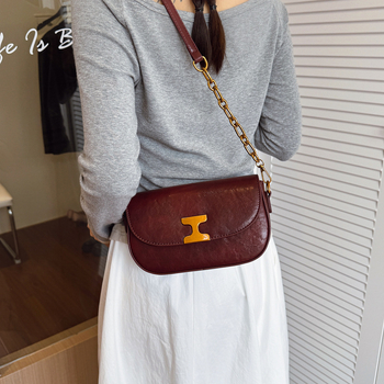 PU odos saddle rankinė, miesto minimalistinis stilius, horizontali kvadratinė forma, magnetinis užsegimas