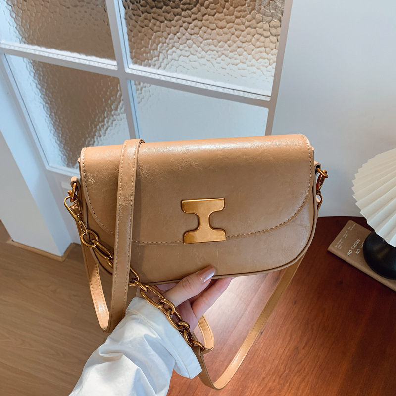 PU odos saddle rankinė, miesto minimalistinis stilius, horizontali kvadratinė forma, magnetinis užsegimas