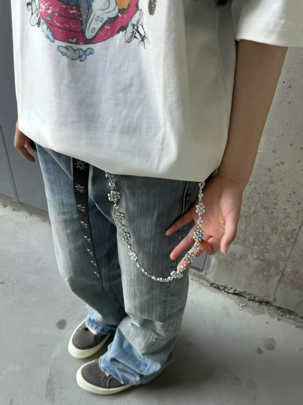 Pojasni lanac s motivom četiri lista, rhinestones leptira i ledenog cvijeta; metalni materijal; elegantan stil; unisex; proljeće 2025 izlazak