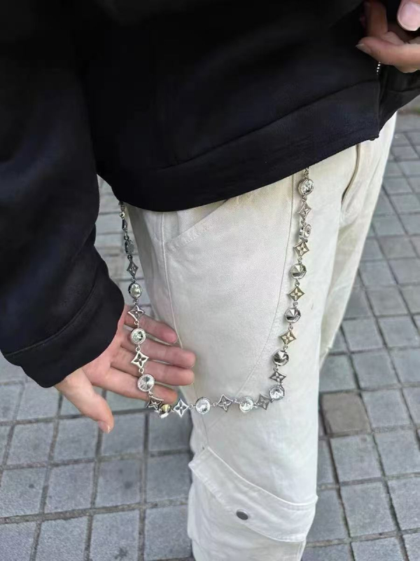 Pojasni lanac s motivom četiri lista, rhinestones leptira i ledenog cvijeta; metalni materijal; elegantan stil; unisex; proljeće 2025 izlazak