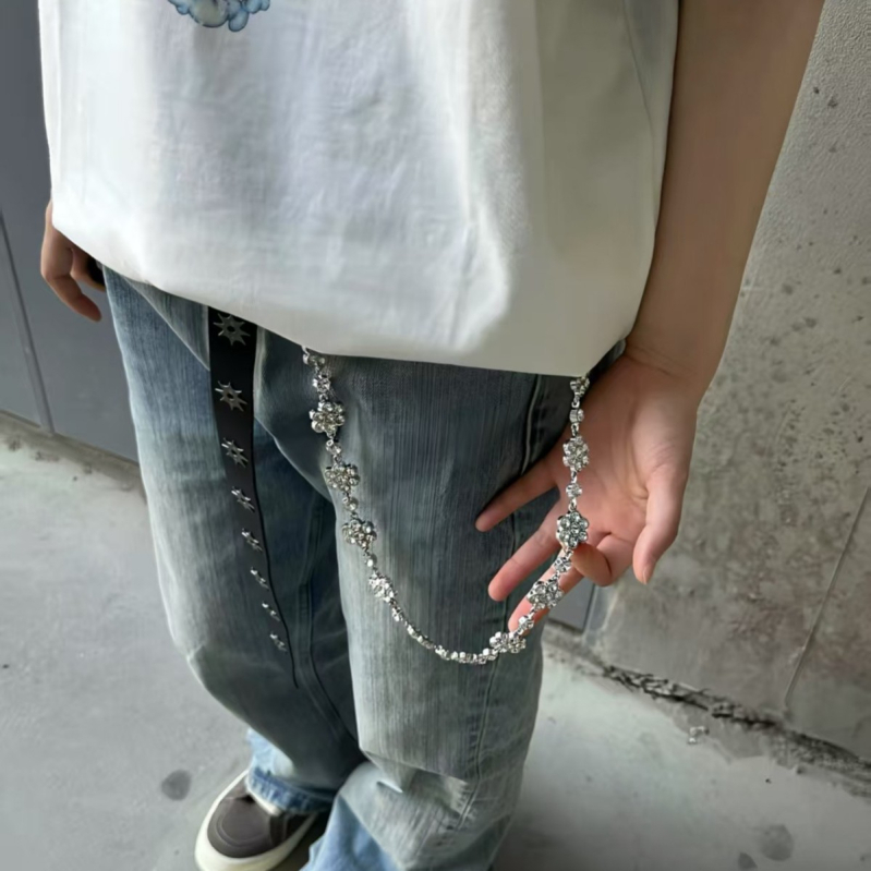 Pojasni lanac s motivom četiri lista, rhinestones leptira i ledenog cvijeta; metalni materijal; elegantan stil; unisex; proljeće 2025 izlazak