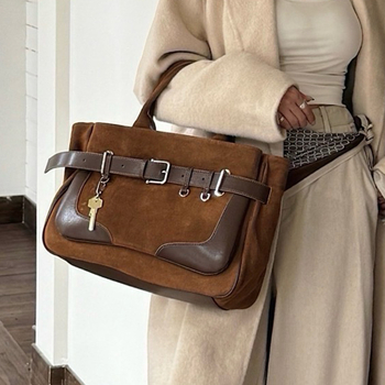 Τσάντα crossbody από γνήσιο δέρμα σε street style, ορθογώνιο σχήμα, μαγνητικό κλείσιμο, τσέπη με φερμουάρ και εσωτερική επένδυση από καμβά