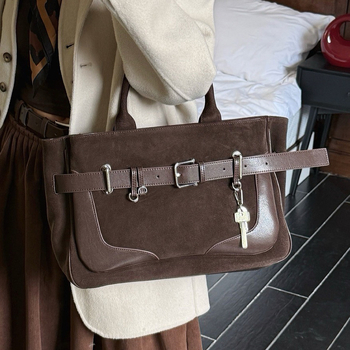 Τσάντα crossbody από γνήσιο δέρμα σε street style, ορθογώνιο σχήμα, μαγνητικό κλείσιμο, τσέπη με φερμουάρ και εσωτερική επένδυση από καμβά