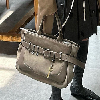 Τσάντα crossbody από γνήσιο δέρμα σε street style, ορθογώνιο σχήμα, μαγνητικό κλείσιμο, τσέπη με φερμουάρ και εσωτερική επένδυση από καμβά