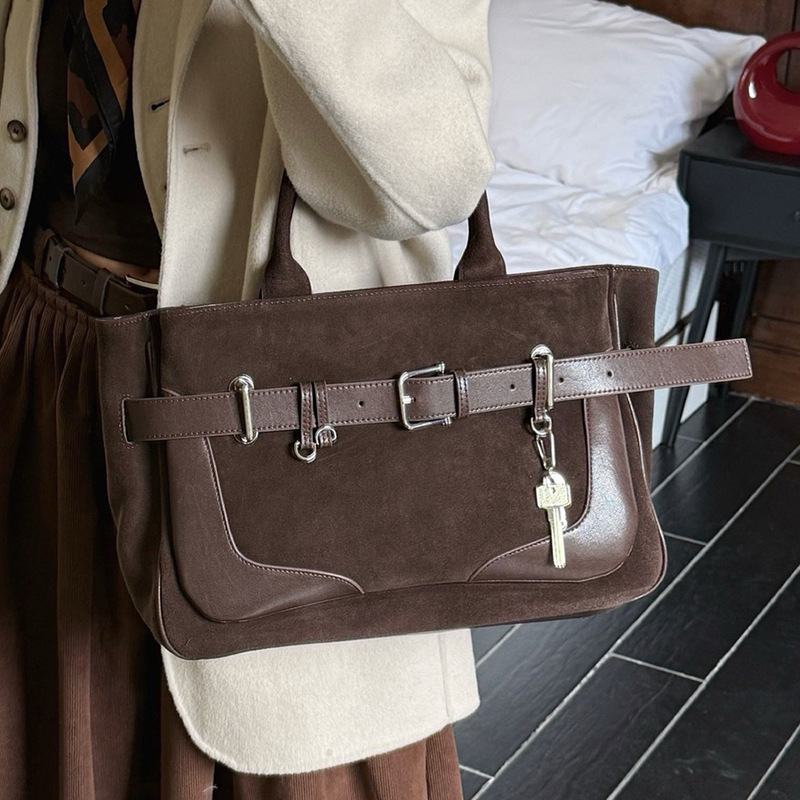 Τσάντα crossbody από γνήσιο δέρμα σε street style, ορθογώνιο σχήμα, μαγνητικό κλείσιμο, τσέπη με φερμουάρ και εσωτερική επένδυση από καμβά