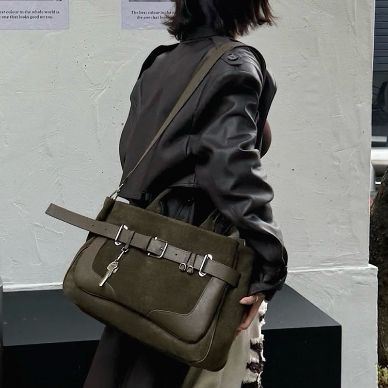 Τσάντα crossbody από γνήσιο δέρμα σε street style, ορθογώνιο σχήμα, μαγνητικό κλείσιμο, τσέπη με φερμουάρ και εσωτερική επένδυση από καμβά