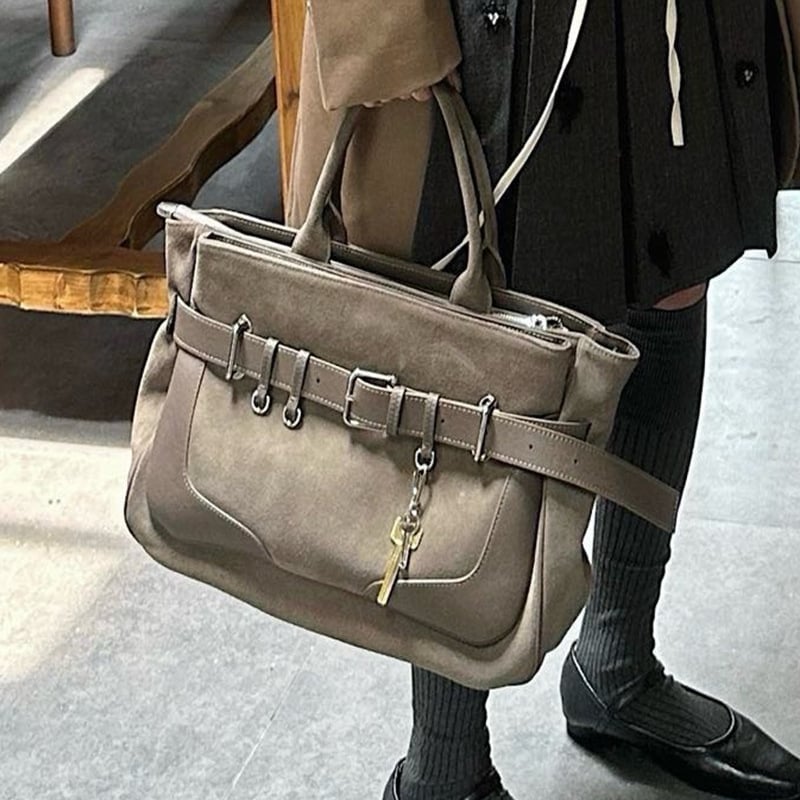 Τσάντα crossbody από γνήσιο δέρμα σε street style, ορθογώνιο σχήμα, μαγνητικό κλείσιμο, τσέπη με φερμουάρ και εσωτερική επένδυση από καμβά