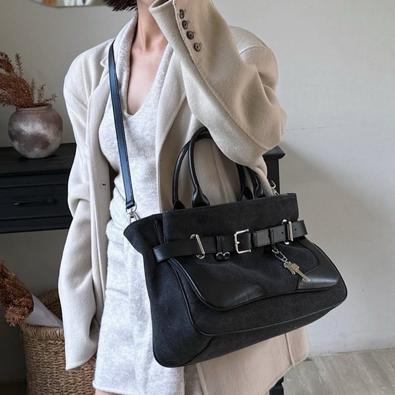 Τσάντα crossbody από γνήσιο δέρμα σε street style, ορθογώνιο σχήμα, μαγνητικό κλείσιμο, τσέπη με φερμουάρ και εσωτερική επένδυση από καμβά