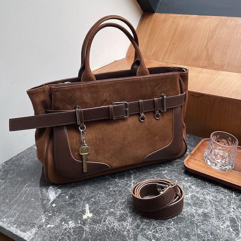 Τσάντα crossbody από γνήσιο δέρμα σε street style, ορθογώνιο σχήμα, μαγνητικό κλείσιμο, τσέπη με φερμουάρ και εσωτερική επένδυση από καμβά