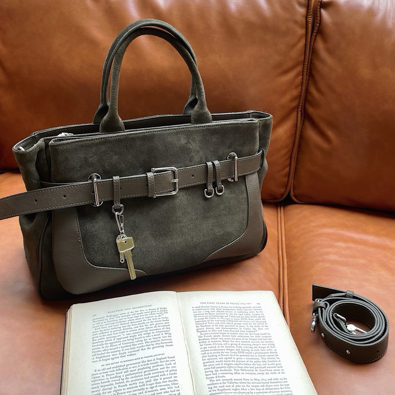 Τσάντα crossbody από γνήσιο δέρμα σε street style, ορθογώνιο σχήμα, μαγνητικό κλείσιμο, τσέπη με φερμουάρ και εσωτερική επένδυση από καμβά