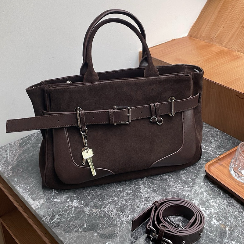 Τσάντα crossbody από γνήσιο δέρμα σε street style, ορθογώνιο σχήμα, μαγνητικό κλείσιμο, τσέπη με φερμουάρ και εσωτερική επένδυση από καμβά