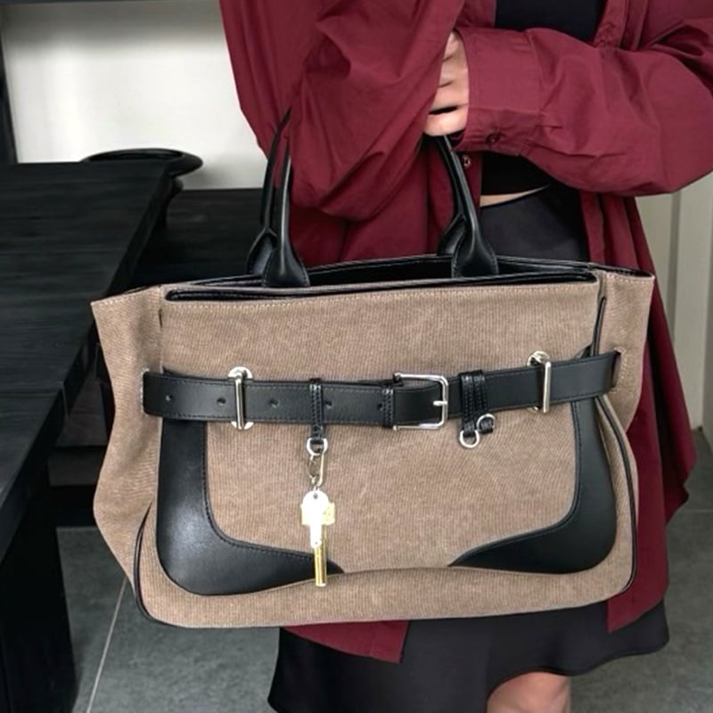 Τσάντα crossbody από γνήσιο δέρμα σε street style, ορθογώνιο σχήμα, μαγνητικό κλείσιμο, τσέπη με φερμουάρ και εσωτερική επένδυση από καμβά