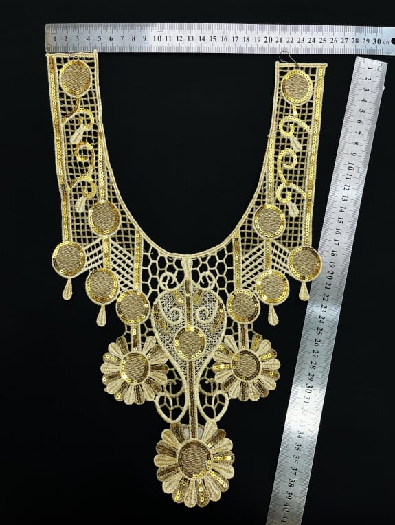 Aukso siūlų siuvinėta apykaklė su gėlių trimatiniu motyvu, V formos kaklas, vandeniui tirpstanti siuvinėjimo nėriniai, prekės ženklas Dielai.