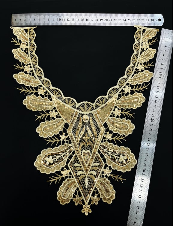 Aukso siūlų siuvinėta apykaklė su gėlių trimatiniu motyvu, V formos kaklas, vandeniui tirpstanti siuvinėjimo nėriniai, prekės ženklas Dielai.