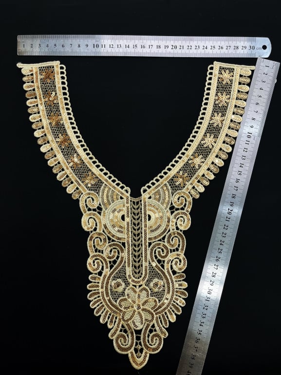 Aukso siūlų siuvinėta apykaklė su gėlių trimatiniu motyvu, V formos kaklas, vandeniui tirpstanti siuvinėjimo nėriniai, prekės ženklas Dielai.