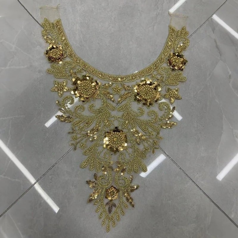 Vestuvinė suknelė su nėrinių appliqué'omis prie kaklo ir krūtinės - rankų darbo diamantų akcentai | Medžiaga: Poliesterio siūlas | Prekės ženklas: Lin sheng