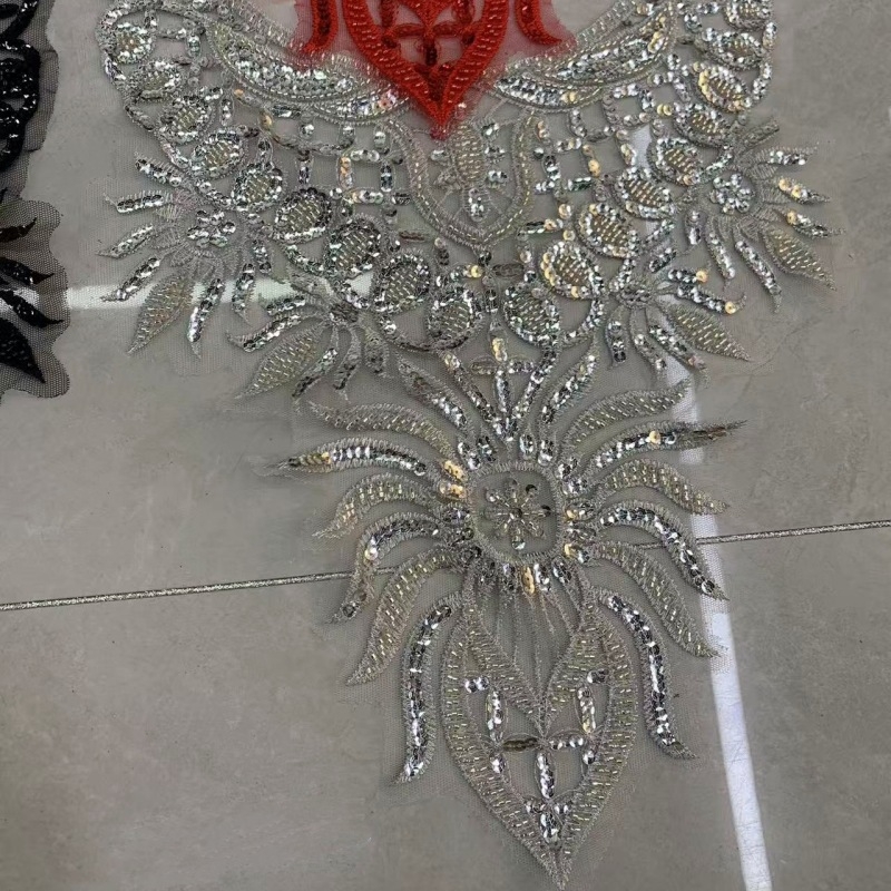 Vestuvinė suknelė su nėrinių appliqué'omis prie kaklo ir krūtinės - rankų darbo diamantų akcentai | Medžiaga: Poliesterio siūlas | Prekės ženklas: Lin sheng