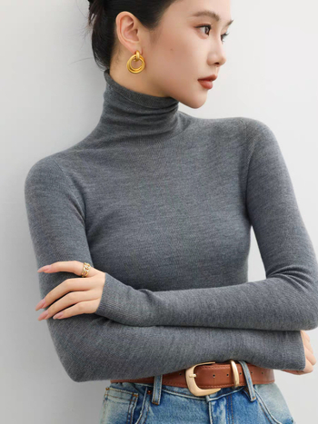 Плетен пуловер от мерино вълна, с тесен силует, с висока яка, дълги ръкави, едноцветен