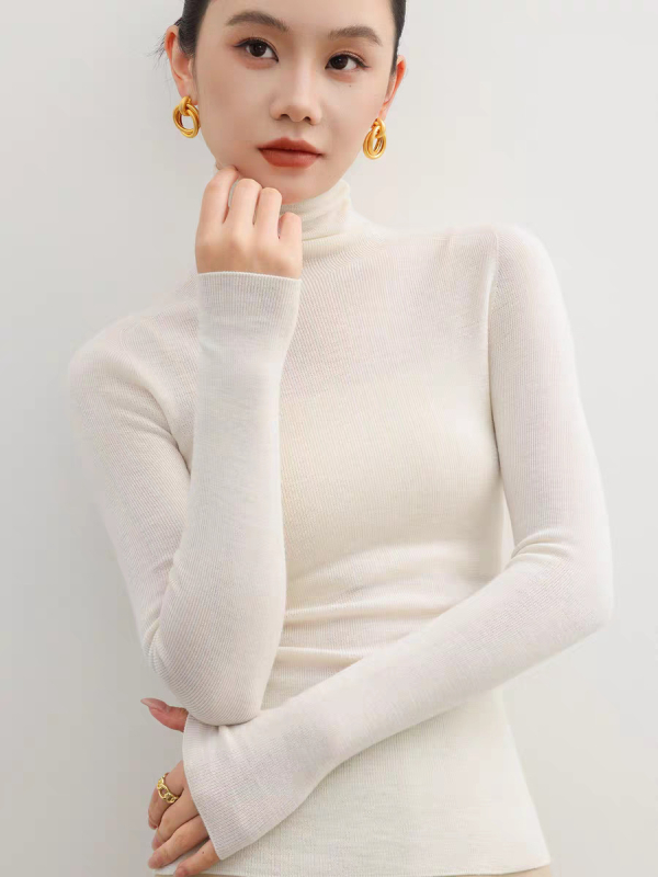 Плетен пуловер от мерино вълна, с тесен силует, с висока яка, дълги ръкави, едноцветен