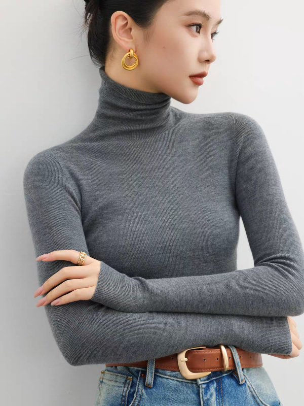Плетен пуловер от мерино вълна, с тесен силует, с висока яка, дълги ръкави, едноцветен
