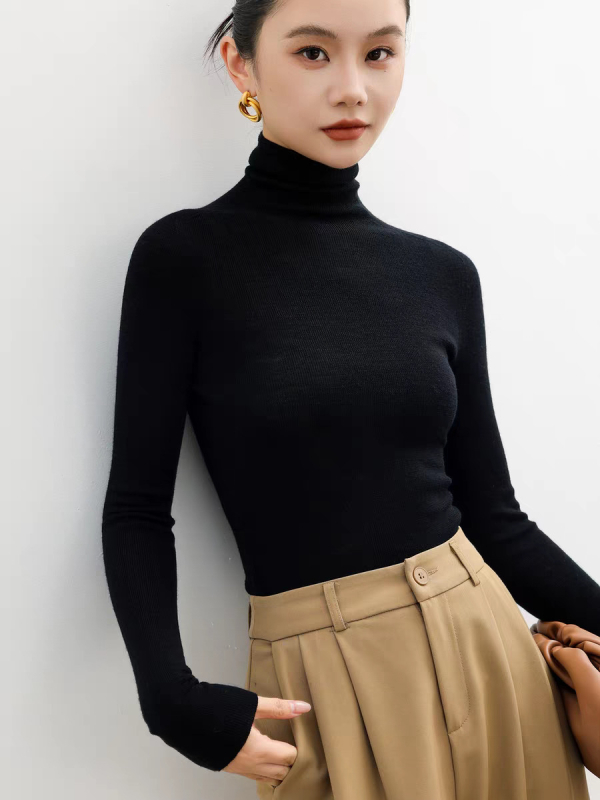 Плетен пуловер от мерино вълна, с тесен силует, с висока яка, дълги ръкави, едноцветен