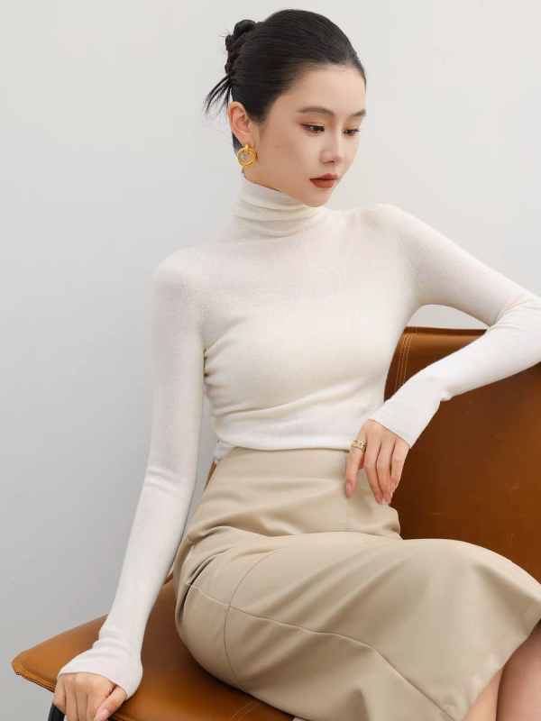 Плетен пуловер от мерино вълна, с тесен силует, с висока яка, дълги ръкави, едноцветен