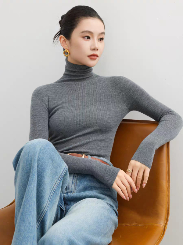 Плетен пуловер от мерино вълна, с тесен силует, с висока яка, дълги ръкави, едноцветен