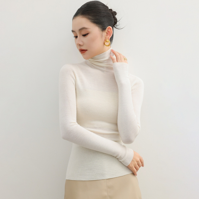 Плетен пуловер от мерино вълна, с тесен силует, с висока яка, дълги ръкави, едноцветен