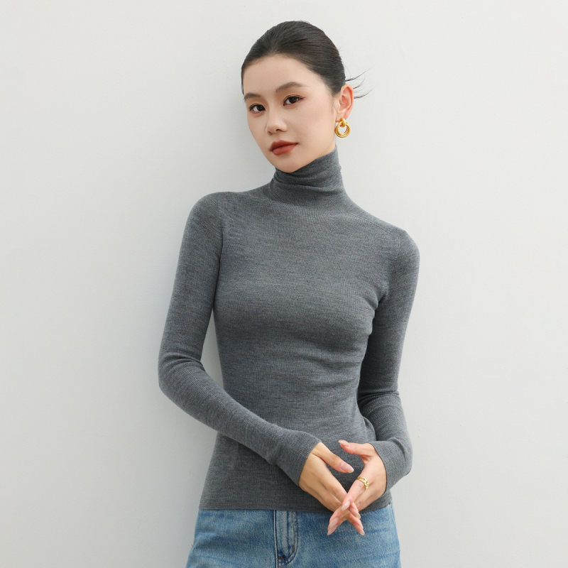 Плетен пуловер от мерино вълна, с тесен силует, с висока яка, дълги ръкави, едноцветен