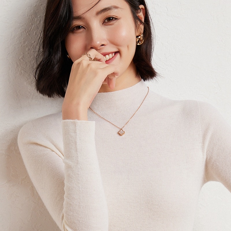 Плетен пуловер от мерино вълна, с тесен силует, с висока яка, дълги ръкави, едноцветен