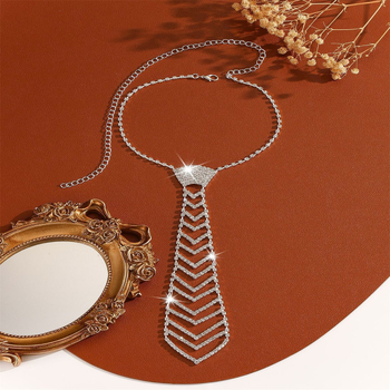 Íj alakú nyakkendőkapocs, uniszex, fehér kristályok, vasötvözet, elektroplatírozott