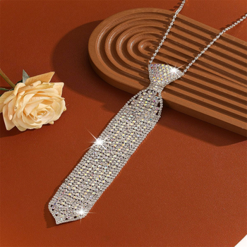 Íj alakú nyakkendőkapocs, uniszex, fehér kristályok, vasötvözet, elektroplatírozott