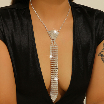 Íj alakú nyakkendőkapocs, uniszex, fehér kristályok, vasötvözet, elektroplatírozott