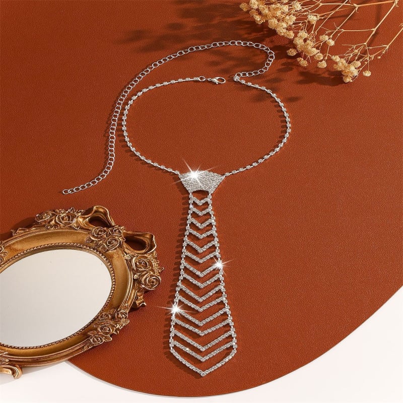 Íj alakú nyakkendőkapocs, uniszex, fehér kristályok, vasötvözet, elektroplatírozott