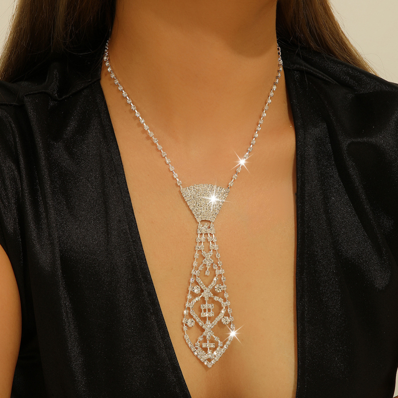 Íj alakú nyakkendőkapocs, uniszex, fehér kristályok, vasötvözet, elektroplatírozott