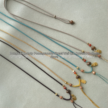 Crystal rokām adīta virvju kaklarota