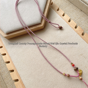 Crystal rokām adīta virvju kaklarota