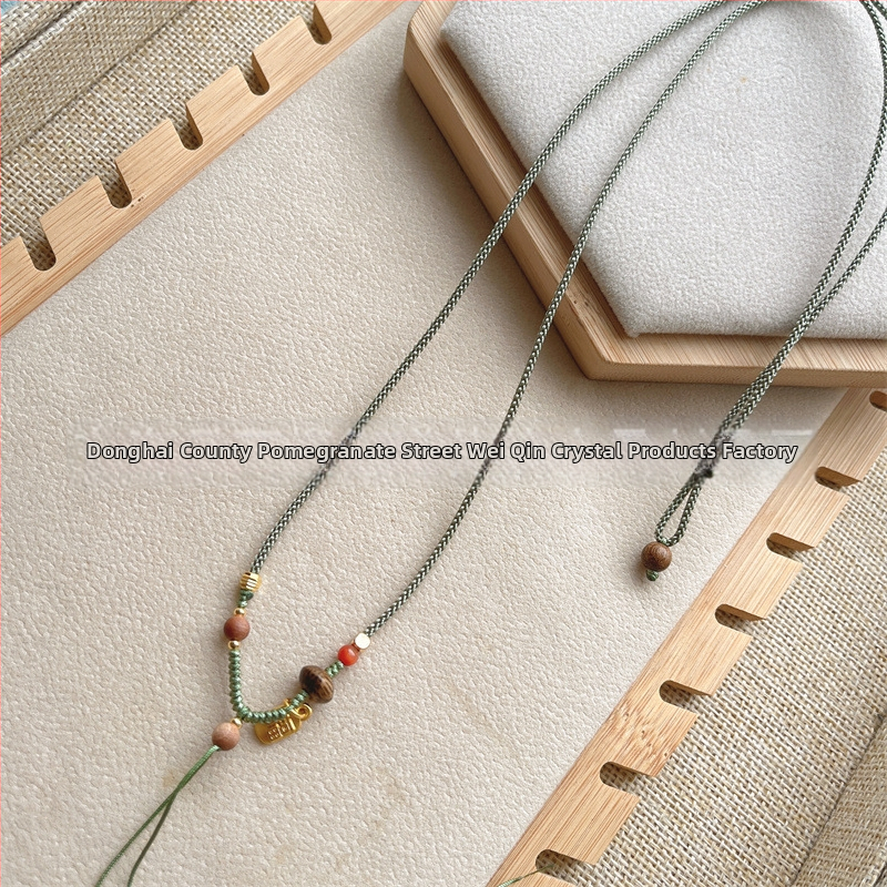 Crystal rokām adīta virvju kaklarota