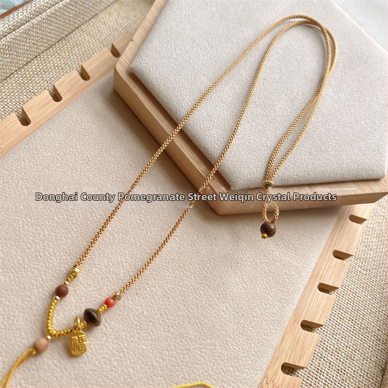 Crystal rokām adīta virvju kaklarota