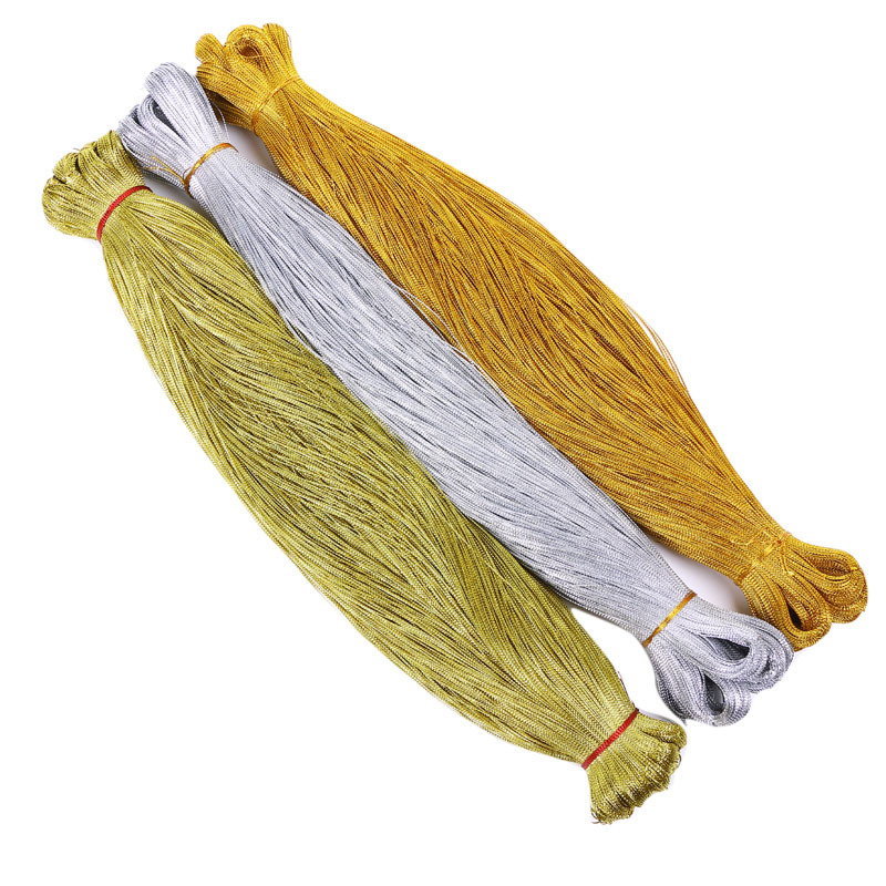 Metalinė siūlė, 8 gijų pluoštas, apvali, poliesteris, skirta pakabinamoms etiketėms ir dovanų įvyniojimui, blizganti