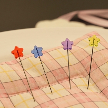 Καρφίτσες με τρισδιάστατο πεντάκτινο αστέρι για χειροποίητα κοσμήματα, λουλούδια και στερέωση περούκας — Jushun; στυλ: κορεατικό, ιαπωνικό, ελαφρύ πολυτελές; Συσκευασία: 100 τεμ/κουτί (270 τεμ/καρτόνι) ή 50 τεμ/κουτί (300 τεμ/καρτόνι); Δοχεία: 1l/2l/3l/5l