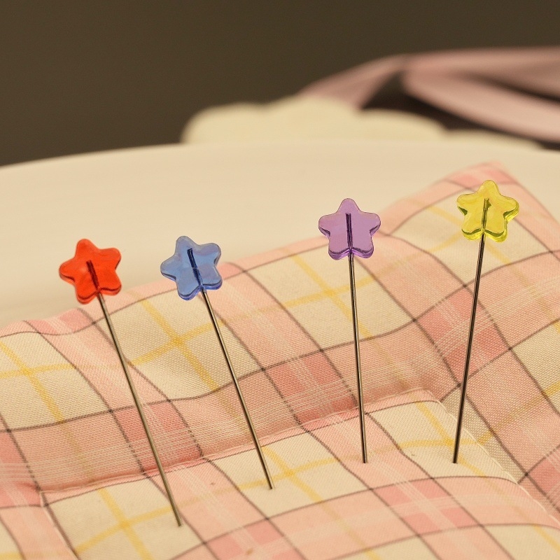 Καρφίτσες με τρισδιάστατο πεντάκτινο αστέρι για χειροποίητα κοσμήματα, λουλούδια και στερέωση περούκας — Jushun; στυλ: κορεατικό, ιαπωνικό, ελαφρύ πολυτελές; Συσκευασία: 100 τεμ/κουτί (270 τεμ/καρτόνι) ή 50 τεμ/κουτί (300 τεμ/καρτόνι); Δοχεία: 1l/2l/3l/5l
