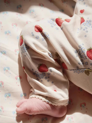 Bebi pamukasti kombinezon s jahodnim printom, nordijski stil, unisex, dugi rukavi, za bebe i djecu 80–100 cm, prednje zatvaranje