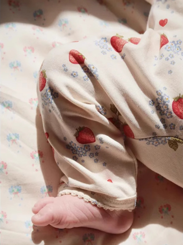 Bebi pamukasti kombinezon s jahodnim printom, nordijski stil, unisex, dugi rukavi, za bebe i djecu 80–100 cm, prednje zatvaranje