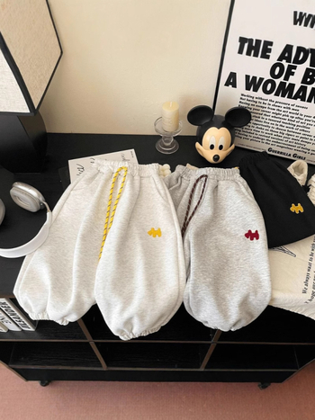 Gyerekek pamut nadrág hímzéssel, magas derék, lazább/alap stílus, minták: állatok, mesefigurák, betűk