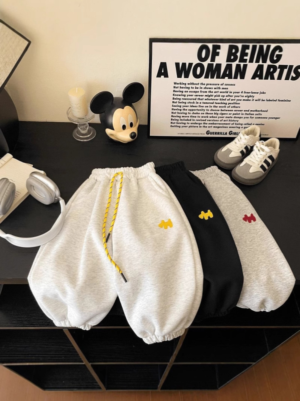 Gyerekek pamut nadrág hímzéssel, magas derék, lazább/alap stílus, minták: állatok, mesefigurák, betűk