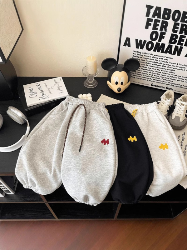 Gyerekek pamut nadrág hímzéssel, magas derék, lazább/alap stílus, minták: állatok, mesefigurák, betűk