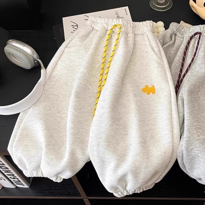 Gyerekek pamut nadrág hímzéssel, magas derék, lazább/alap stílus, minták: állatok, mesefigurák, betűk