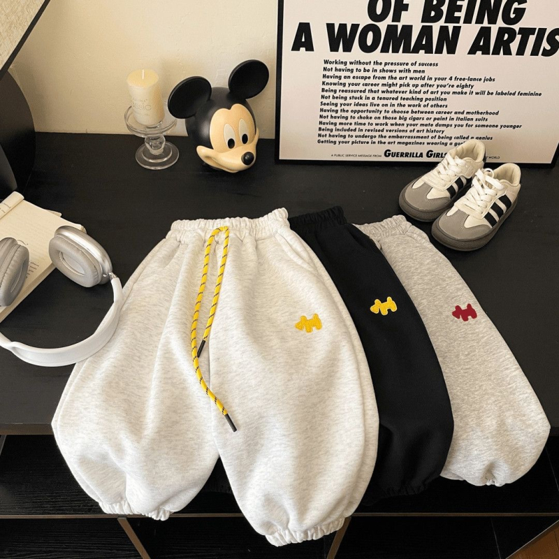 Gyerekek pamut nadrág hímzéssel, magas derék, lazább/alap stílus, minták: állatok, mesefigurák, betűk